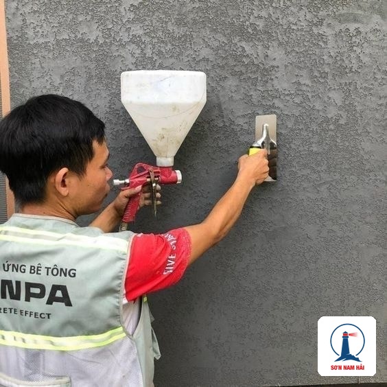 Nghệ nhân bả vữa sơn hiệu ứng bê tông tại Đà Nẵng
