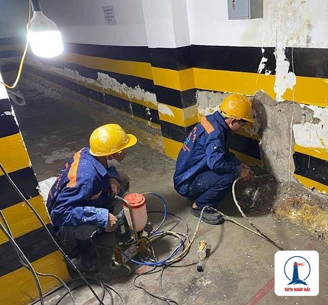 Thợ Sơn Nam Hải bơm keo chống thấm tầng hầm tại Đà Nẵng